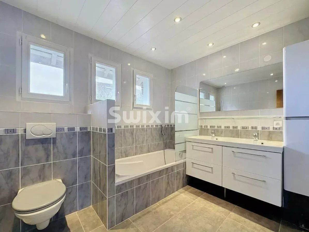 house 6 Rooms for sale on Saint-Cergues (74140)