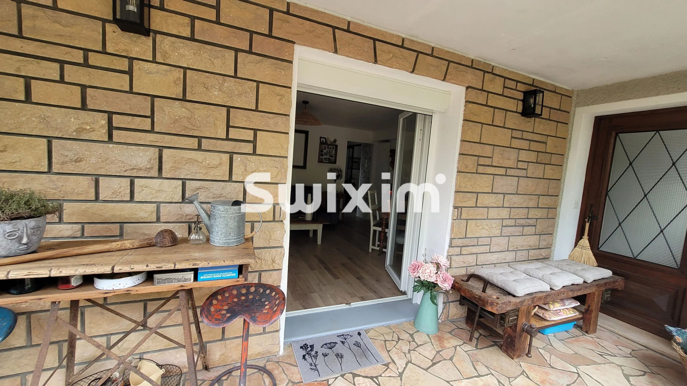 house 10 Rooms for sale on Louhans (71500)