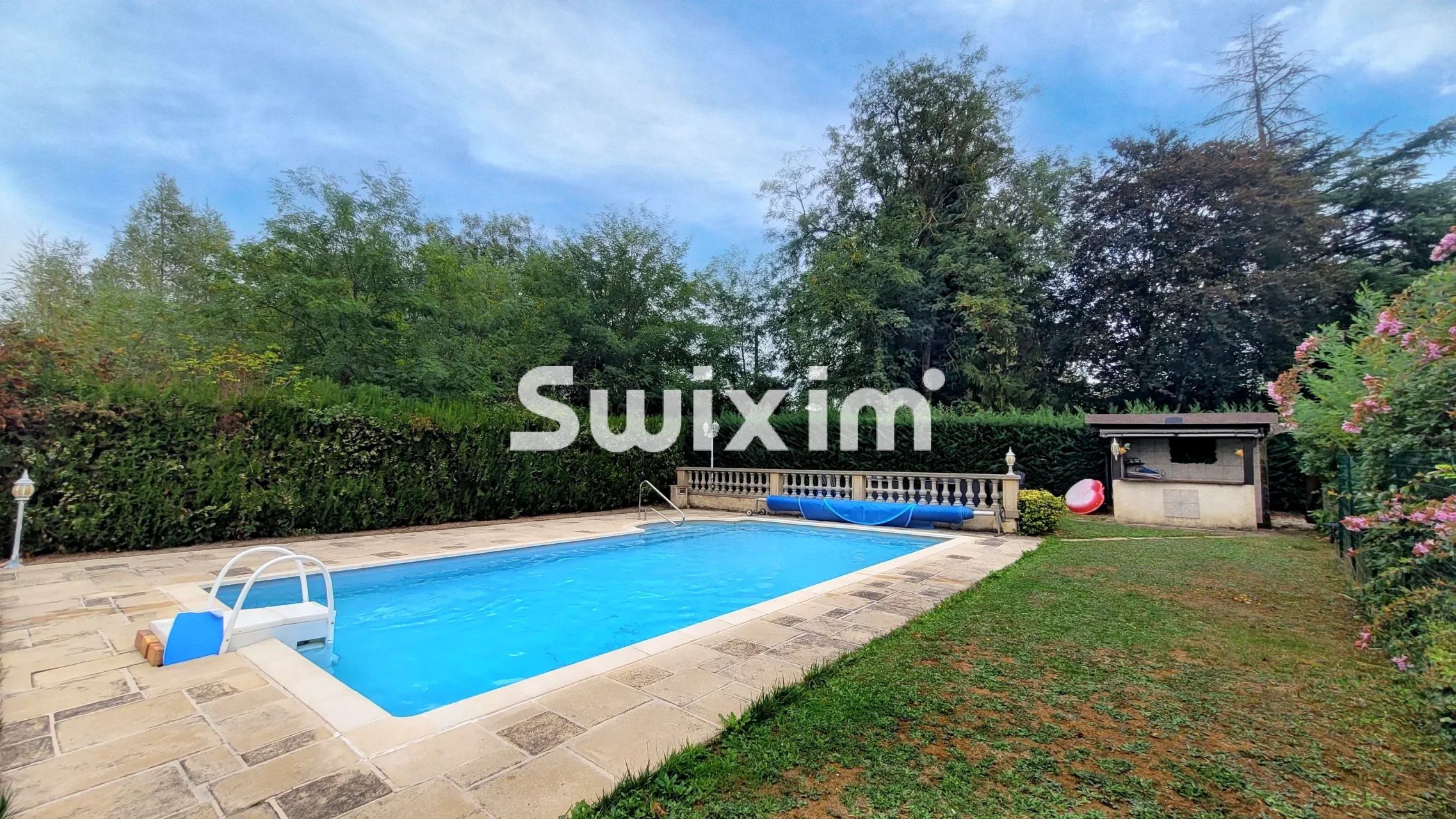 house 10 Rooms for sale on Louhans (71500)