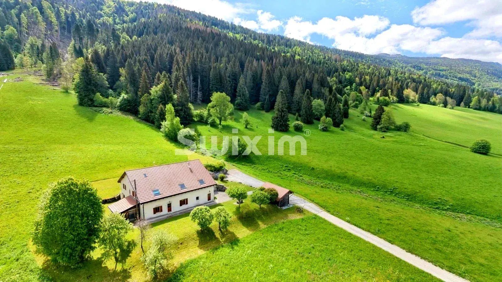Maison 7 pièces 303 m² · à Mijoux · 303 m² · 749 000 €