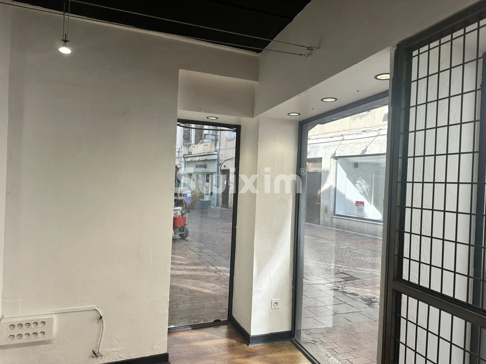 commercial local 3 Rooms for rent on Bourg-en-Bresse (01000)