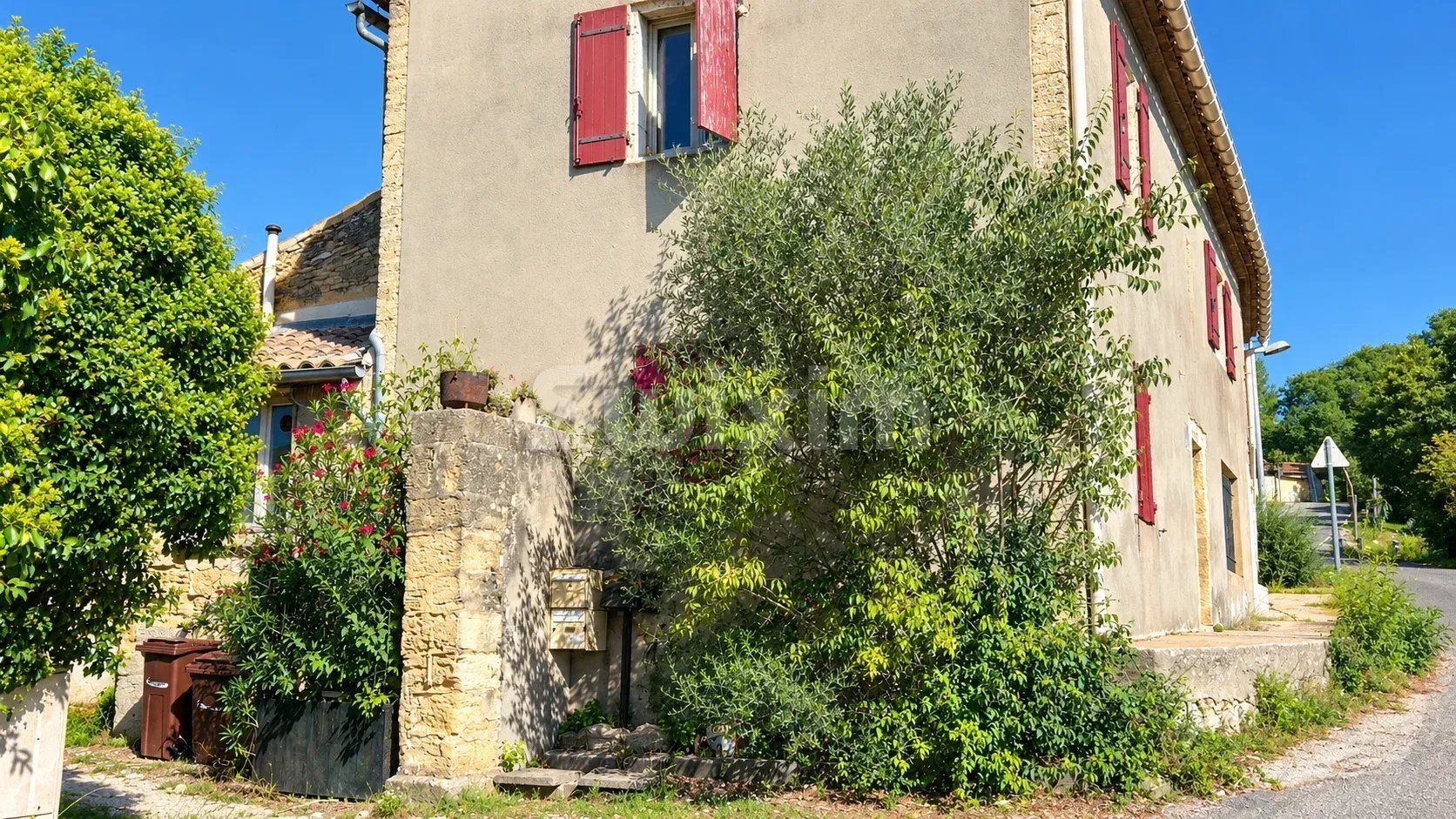 apartment 4 Rooms for sale on Saint-Maximin (30700)