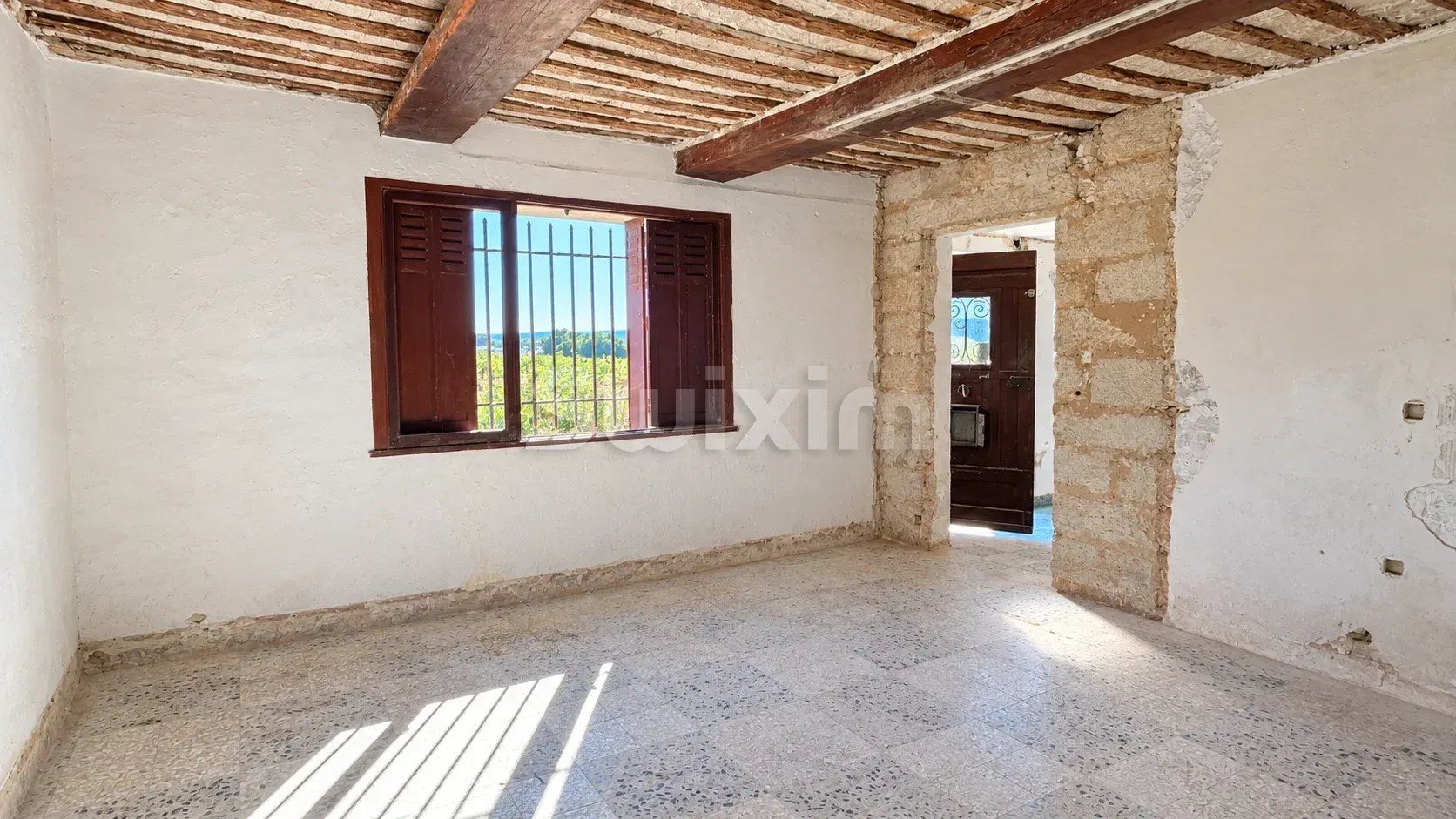 apartment 4 Rooms for sale on Saint-Maximin (30700)