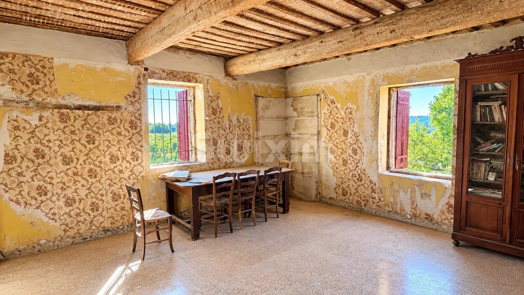apartment 4 Rooms for sale on Saint-Maximin (30700)