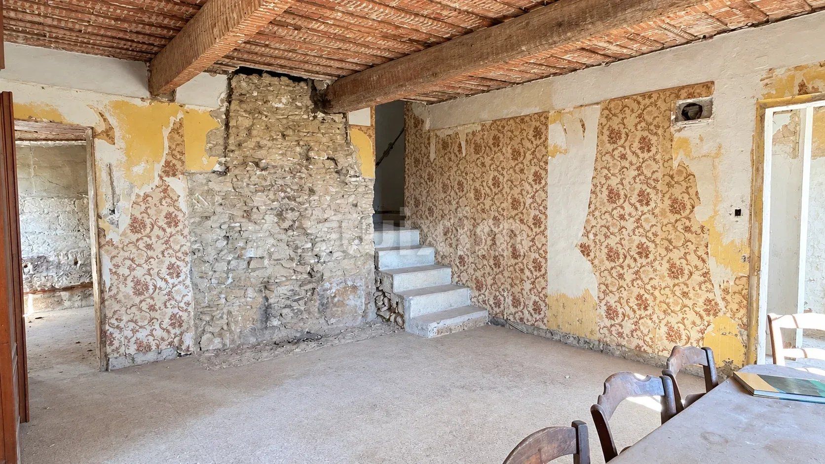 apartment 4 Rooms for sale on Saint-Maximin (30700)
