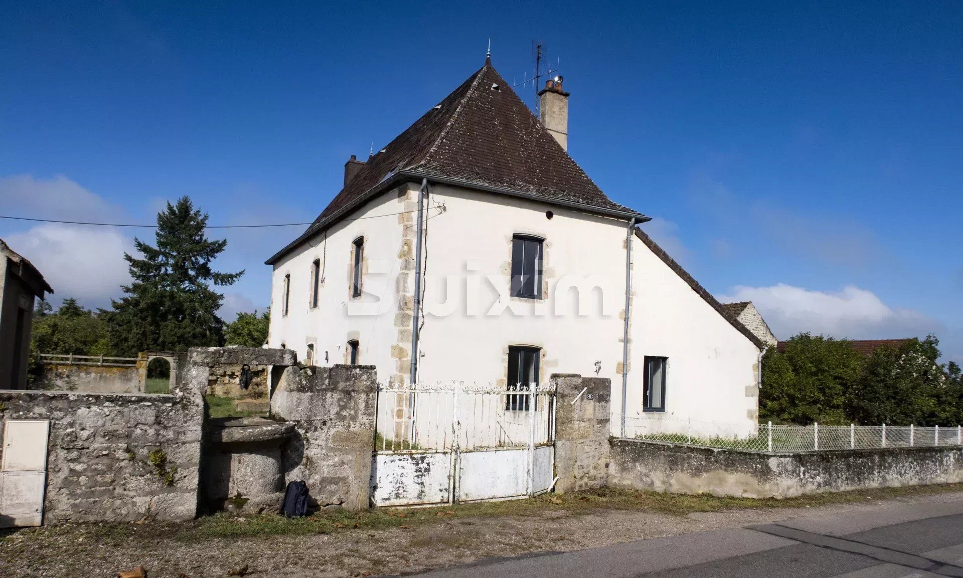 Vente Maison 257m² 8 Pièces à Saint-Romain-sous-Gourdon (71230) - Swixim