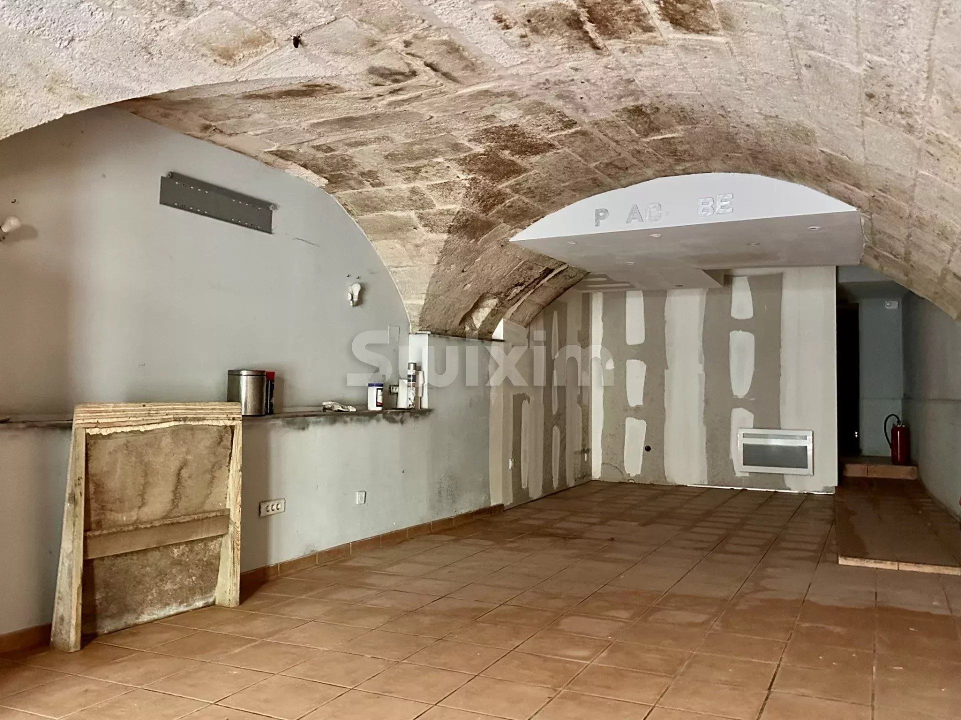 comercial local para venda sobre Uzès (30700)