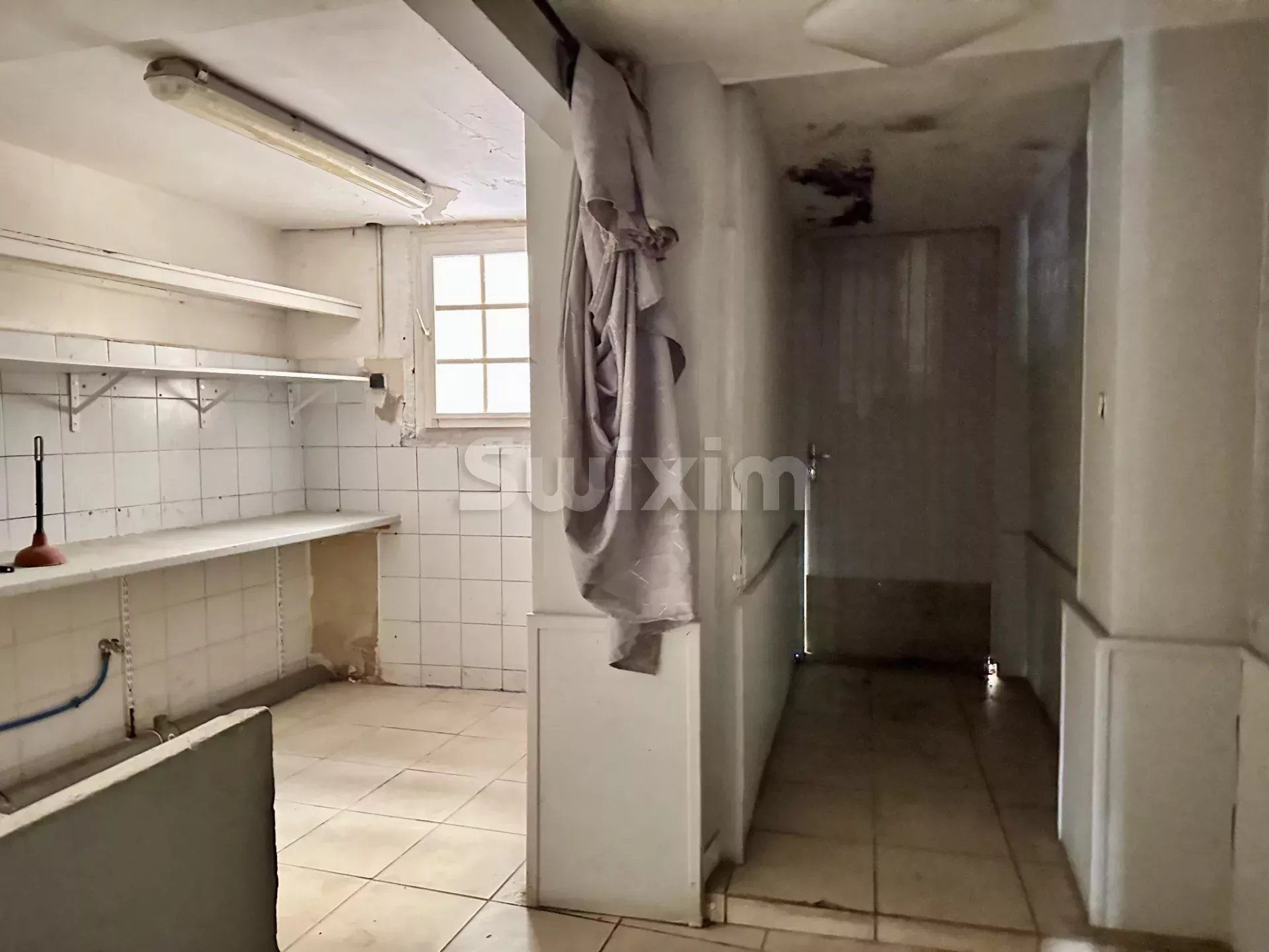 comercial local para venda sobre Uzès (30700)